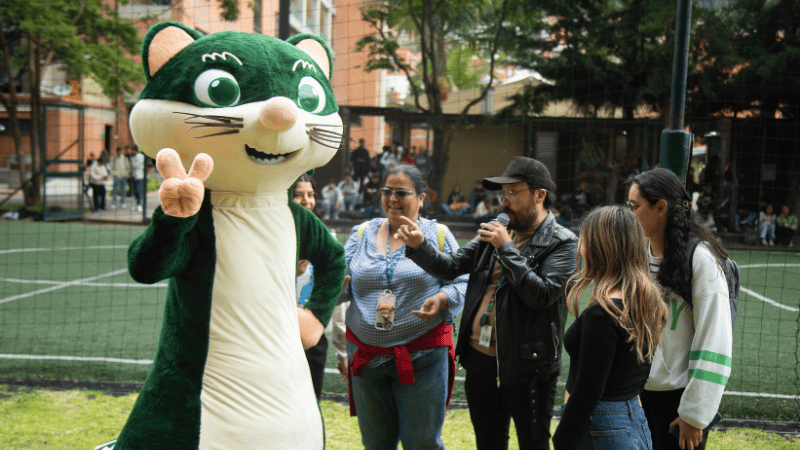 tita-mascota-universidad-el-bosque-bienvenida-estudiantes